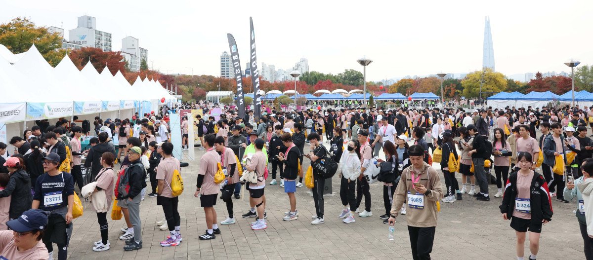 ▲8일 서울 광진구 뚝섬한강공원 수변무대 일대에서 열린 ‘제1회 스타와 함께하는 기부런’ 부대행사장이 참가자들로 붐비고 있다. 이투데이가 주최한 이번 행사는 '달리기를 통해 건강과 상생의 문화를 만들자'는 슬로건 아래, 시민들의 일상 속 스포츠 활동을 기부와 연결해 사회적 가치를 창출하기 위해 마련됐다. 평소 많은 기부와 선행을 하며 선한 영향력 확산에 앞장서는 가수 션 등과 시민 5000여 명이 함께한 ‘스타와 함께하는 기부런’ 수익금 일부는 루게릭 환우를 위해 ‘승일희망재단’에 기부된다. 신태현 기자 holjjak@