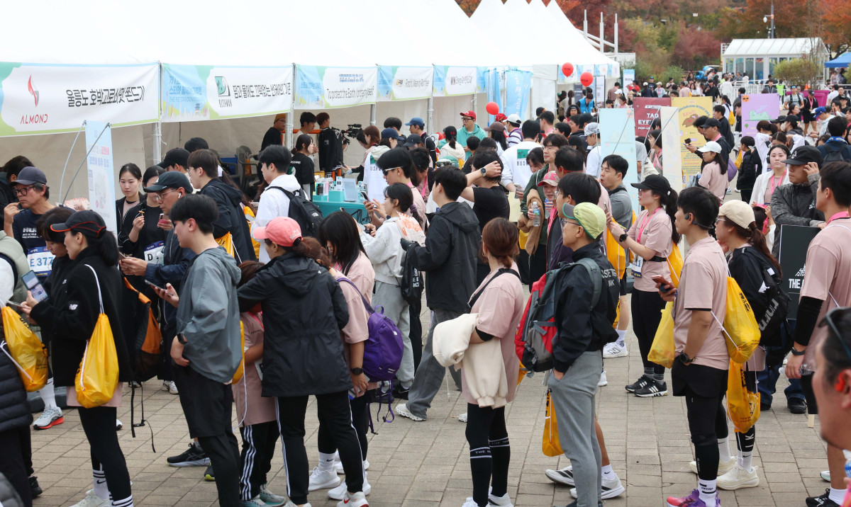 ▲8일 서울 광진구 뚝섬한강공원 수변무대 일대에서 열린 ‘제1회 스타와 함께하는 기부런’ 부대행사장이 참가자들로 붐비고 있다. 이투데이가 주최한 이번 행사는 '달리기를 통해 건강과 상생의 문화를 만들자'는 슬로건 아래, 시민들의 일상 속 스포츠 활동을 기부와 연결해 사회적 가치를 창출하기 위해 마련됐다. 평소 많은 기부와 선행을 하며 선한 영향력 확산에 앞장서는 가수 션 등과 시민 5000여 명이 함께한 ‘스타와 함께하는 기부런’ 수익금 일부는 루게릭 환우를 위해 ‘승일희망재단’에 기부된다. 신태현 기자 holjjak@