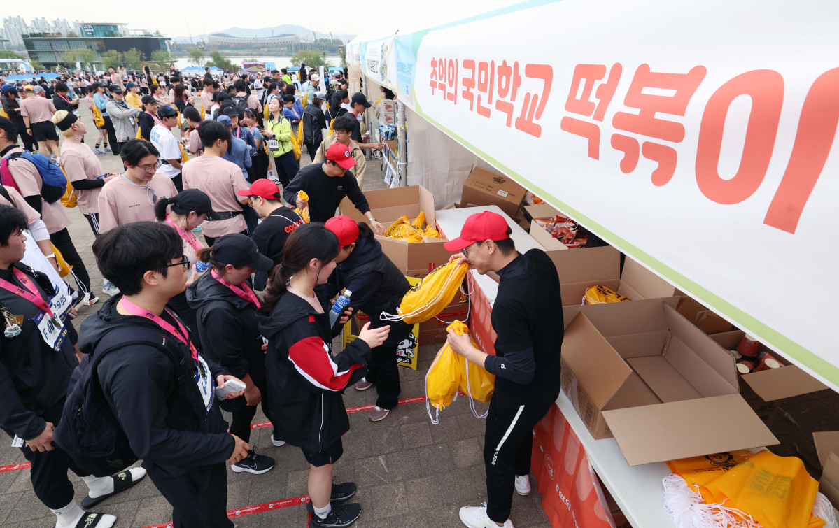 ▲8일 서울 광진구 뚝섬한강공원 수변무대 일대에서 열린 ‘제1회 스타와 함께하는 기부런’ 부대행사장이 참가자들로 붐비고 있다. 이투데이가 주최한 이번 행사는 '달리기를 통해 건강과 상생의 문화를 만들자'는 슬로건 아래, 시민들의 일상 속 스포츠 활동을 기부와 연결해 사회적 가치를 창출하기 위해 마련됐다. 평소 많은 기부와 선행을 하며 선한 영향력 확산에 앞장서는 가수 션 등과 시민 5000여 명이 함께한 ‘스타와 함께하는 기부런’ 수익금 일부는 루게릭 환우를 위해 ‘승일희망재단’에 기부된다. 신태현 기자 holjjak@