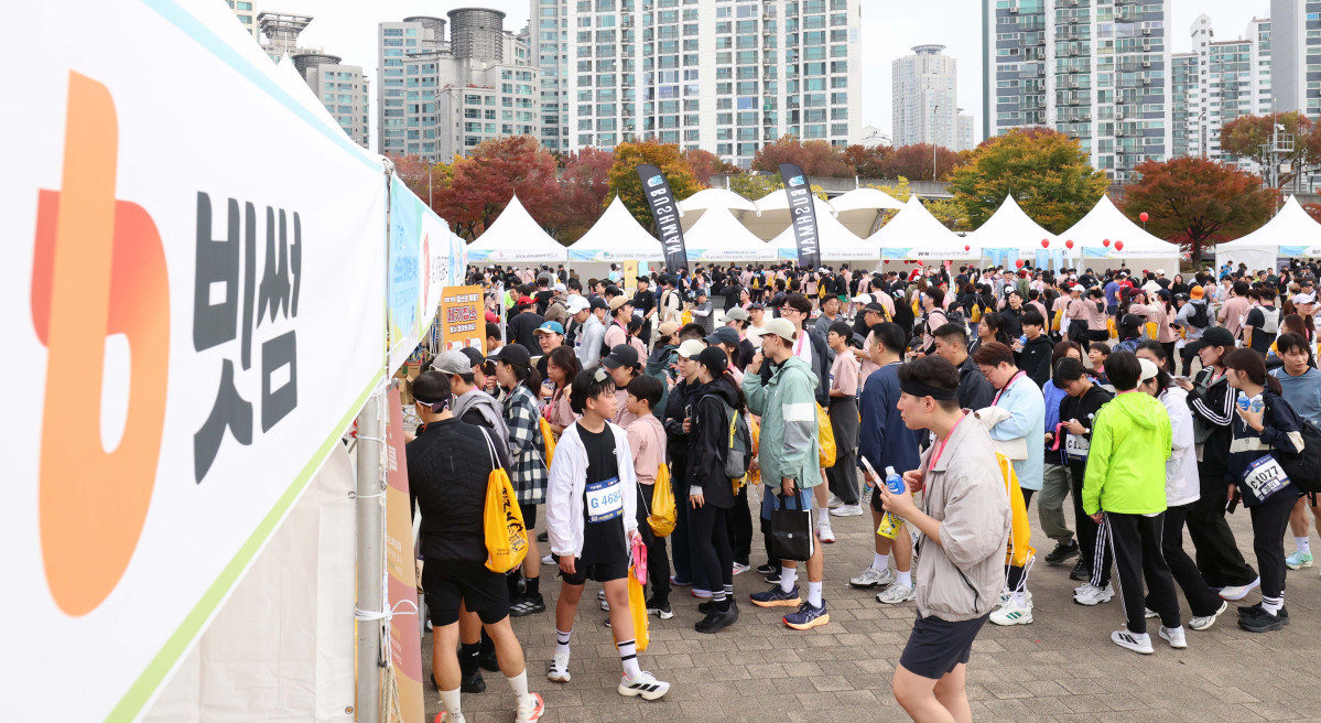 ▲8일 서울 광진구 뚝섬한강공원 수변무대 일대에서 열린 ‘제1회 스타와 함께하는 기부런’ 부대행사장이 참가자들로 붐비고 있다. 이투데이가 주최한 이번 행사는 '달리기를 통해 건강과 상생의 문화를 만들자'는 슬로건 아래, 시민들의 일상 속 스포츠 활동을 기부와 연결해 사회적 가치를 창출하기 위해 마련됐다. 평소 많은 기부와 선행을 하며 선한 영향력 확산에 앞장서는 가수 션 등과 시민 5000여 명이 함께한 ‘스타와 함께하는 기부런’ 수익금 일부는 루게릭 환우를 위해 ‘승일희망재단’에 기부된다. 신태현 기자 holjjak@
