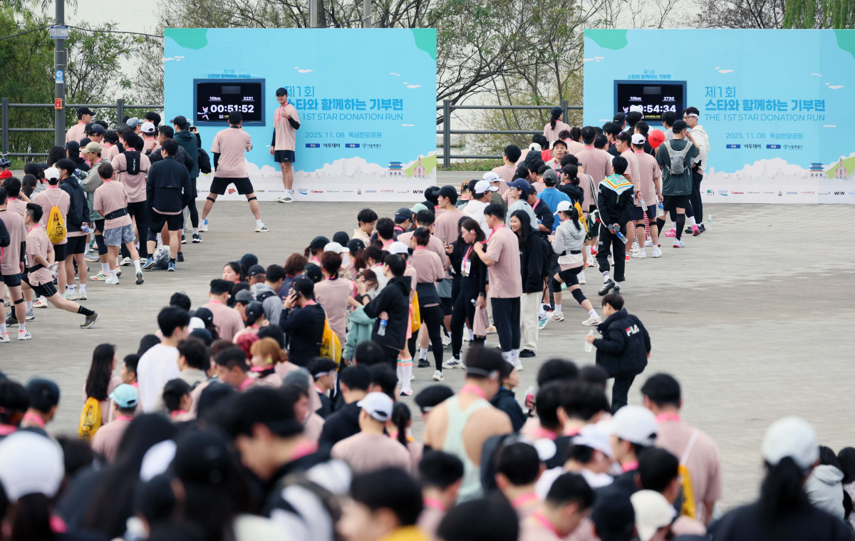 ▲8일 서울 광진구 뚝섬한강공원 수변무대 일대에서 열린 ‘제1회 스타와 함께하는 기부런’에서 참가자들이 자신의 기록 앞에서 기념촬영을 하기 위해 줄지어 서 있다. 이투데이가 주최한 이번 행사는 '달리기를 통해 건강과 상생의 문화를 만들자'는 슬로건 아래, 시민들의 일상 속 스포츠 활동을 기부와 연결해 사회적 가치를 창출하기 위해 마련됐다. 평소 많은 기부와 선행을 하며 선한 영향력 확산에 앞장서는 가수 션 등과 시민 5000여 명이 함께한 ‘스타와 함께하는 기부런’ 수익금 일부는 루게릭 환우를 위해 ‘승일희망재단’에 기부된다. 신태현 기자 holjjak@