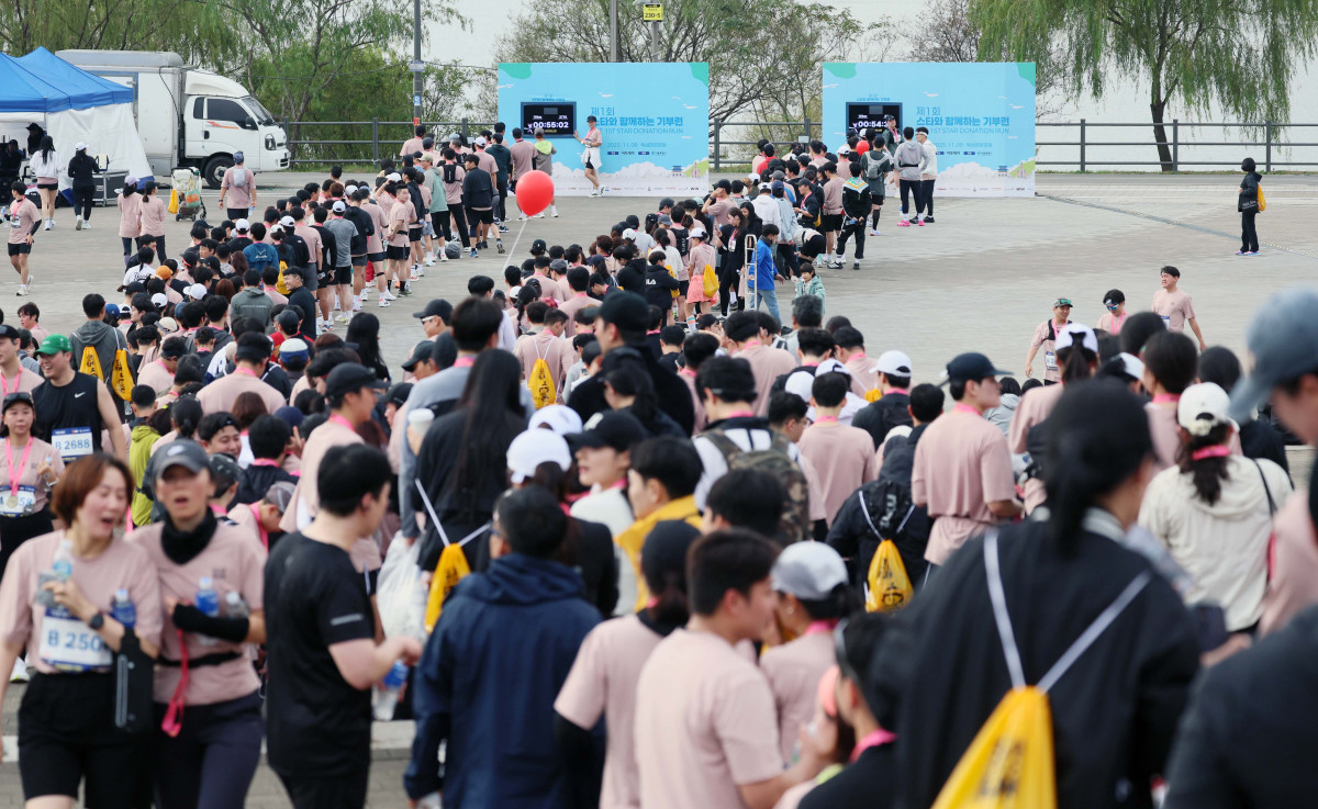▲8일 서울 광진구 뚝섬한강공원 수변무대 일대에서 열린 ‘제1회 스타와 함께하는 기부런’에서 참가자들이 자신의 기록 앞에서 기념촬영을 하기 위해 줄지어 서 있다. 이투데이가 주최한 이번 행사는 '달리기를 통해 건강과 상생의 문화를 만들자'는 슬로건 아래, 시민들의 일상 속 스포츠 활동을 기부와 연결해 사회적 가치를 창출하기 위해 마련됐다. 평소 많은 기부와 선행을 하며 선한 영향력 확산에 앞장서는 가수 션 등과 시민 5000여 명이 함께한 ‘스타와 함께하는 기부런’ 수익금 일부는 루게릭 환우를 위해 ‘승일희망재단’에 기부된다. 신태현 기자 holjjak@