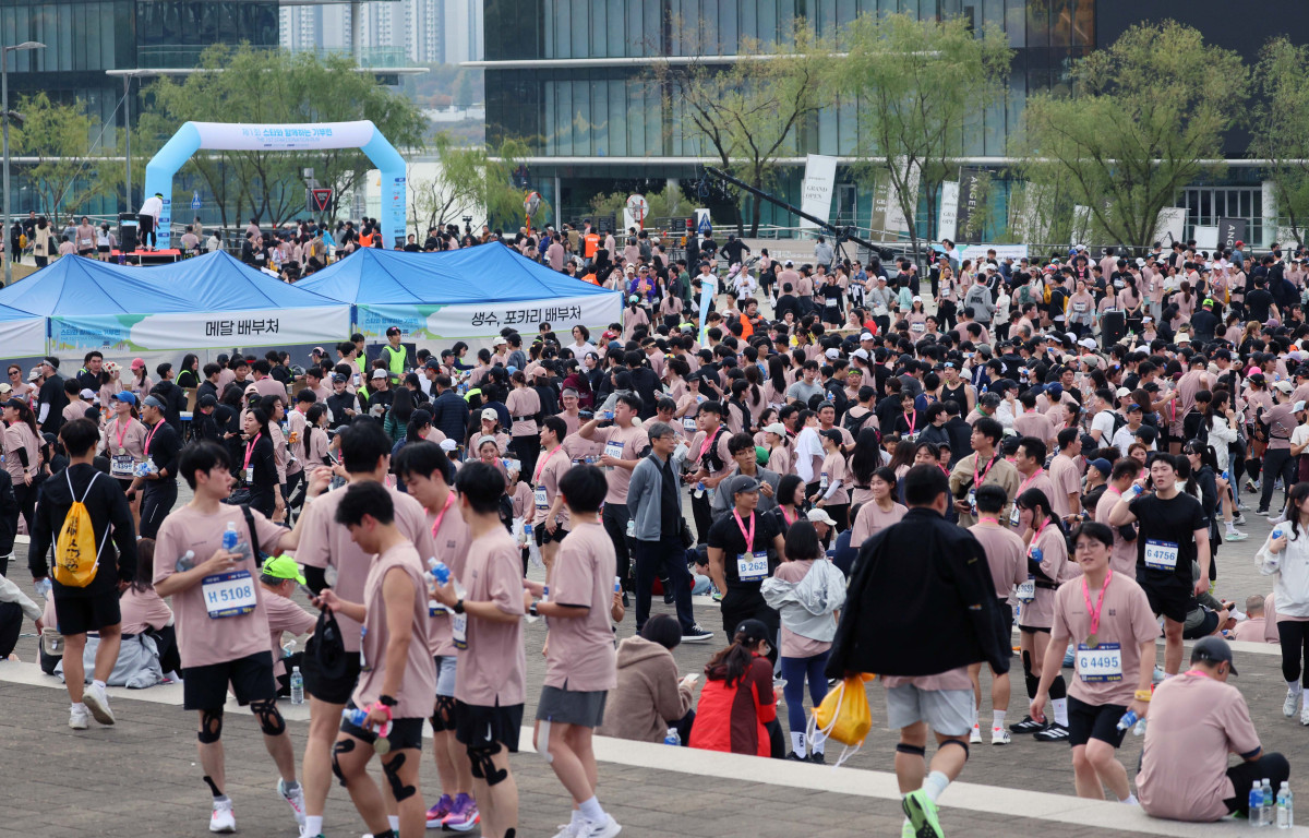 ▲8일 서울 광진구 뚝섬한강공원 수변무대 일대에서 열린 ‘제1회 스타와 함께하는 기부런’ 부대행사장이 참가자들로 붐비고 있다. 이투데이가 주최한 이번 행사는 '달리기를 통해 건강과 상생의 문화를 만들자'는 슬로건 아래, 시민들의 일상 속 스포츠 활동을 기부와 연결해 사회적 가치를 창출하기 위해 마련됐다. 평소 많은 기부와 선행을 하며 선한 영향력 확산에 앞장서는 가수 션 등과 시민 5000여 명이 함께한 ‘스타와 함께하는 기부런’ 수익금 일부는 루게릭 환우를 위해 ‘승일희망재단’에 기부된다. 신태현 기자 holjjak@