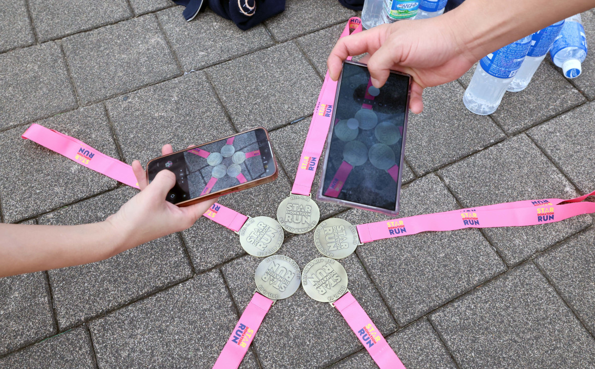 ▲8일 서울 광진구 뚝섬한강공원 수변무대 일대에서 열린 ‘제1회 스타와 함께하는 기부런’에서 참가자들이 기념촬영을 하고 있다. 이투데이가 주최한 이번 행사는 '달리기를 통해 건강과 상생의 문화를 만들자'는 슬로건 아래, 시민들의 일상 속 스포츠 활동을 기부와 연결해 사회적 가치를 창출하기 위해 마련됐다. 평소 많은 기부와 선행을 하며 선한 영향력 확산에 앞장서는 가수 션 등과 시민 5000여 명이 함께한 ‘스타와 함께하는 기부런’ 수익금 일부는 루게릭 환우를 위해 ‘승일희망재단’에 기부된다. 신태현 기자 holjjak@