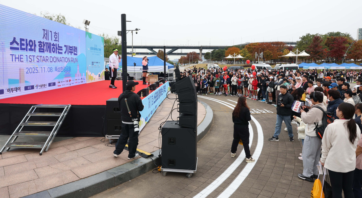 ▲8일 서울 광진구 뚝섬한강공원 수변무대 일대에서 열린 ‘제1회 스타와 함께하는 기부런’에서 참가자들이 럭키드로우 이벤트에 참여하고 있다. 이투데이가 주최한 이번 행사는 '달리기를 통해 건강과 상생의 문화를 만들자'는 슬로건 아래, 시민들의 일상 속 스포츠 활동을 기부와 연결해 사회적 가치를 창출하기 위해 마련됐다. 평소 많은 기부와 선행을 하며 선한 영향력 확산에 앞장서는 가수 션 등과 시민 5000여 명이 함께한 ‘스타와 함께하는 기부런’ 수익금 일부는 루게릭 환우를 위해 ‘승일희망재단’에 기부된다. 신태현 기자 holjjak@