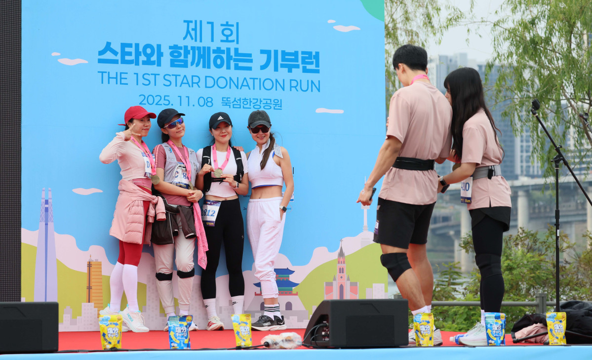 ▲8일 서울 광진구 뚝섬한강공원 수변무대 일대에서 열린 ‘제1회 스타와 함께하는 기부런’에서 참가자들이 기념촬영을 하고 있다. 이투데이가 주최한 이번 행사는 '달리기를 통해 건강과 상생의 문화를 만들자'는 슬로건 아래, 시민들의 일상 속 스포츠 활동을 기부와 연결해 사회적 가치를 창출하기 위해 마련됐다. 평소 많은 기부와 선행을 하며 선한 영향력 확산에 앞장서는 가수 션 등과 시민 5000여 명이 함께한 ‘스타와 함께하는 기부런’ 수익금 일부는 루게릭 환우를 위해 ‘승일희망재단’에 기부된다. 신태현 기자 holjjak@