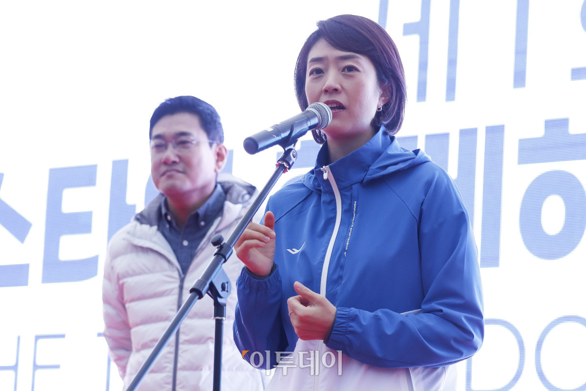 ▲고민정 더불어민주당 의원이 8일 서울 광진구 뚝섬한강공원 수변무대 일대에서 열린 ‘제1회 스타와 함께하는 기부런’ 개막행사에서 축사를 하고 있다. 이투데이가 주최한 이번 행사는 '달리기를 통해 건강과 상생의 문화를 만들자'는 슬로건 아래, 시민들의 일상 속 스포츠 활동을 기부와 연결해 사회적 가치를 창출하기 위해 마련됐다. 평소 많은 기부와 선행을 하며 선한 영향력 확산에 앞장서는 가수 션 등과 시민 5000여 명이 함께한 ‘스타와 함께하는 기부런’ 수익금 일부는 루게릭 환우를 위해 ‘승일희망재단’에 기부된다. 조현호 기자 hyunho@