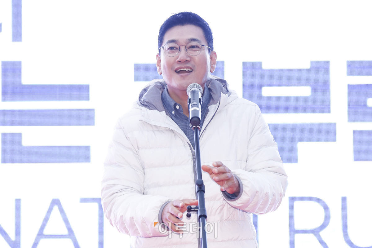 ▲오신환 국민의힘 광진을 당협위원장이 8일 서울 광진구 뚝섬한강공원 수변무대 일대에서 열린 ‘제1회 스타와 함께하는 기부런’ 개막행사에서 축사를 하고 있다. 이투데이가 주최한 이번 행사는 '달리기를 통해 건강과 상생의 문화를 만들자'는 슬로건 아래, 시민들의 일상 속 스포츠 활동을 기부와 연결해 사회적 가치를 창출하기 위해 마련됐다. 평소 많은 기부와 선행을 하며 선한 영향력 확산에 앞장서는 가수 션 등과 시민 5000여 명이 함께한 ‘스타와 함께하는 기부런’ 수익금 일부는 루게릭 환우를 위해 ‘승일희망재단’에 기부된다. 조현호 기자 hyunho@