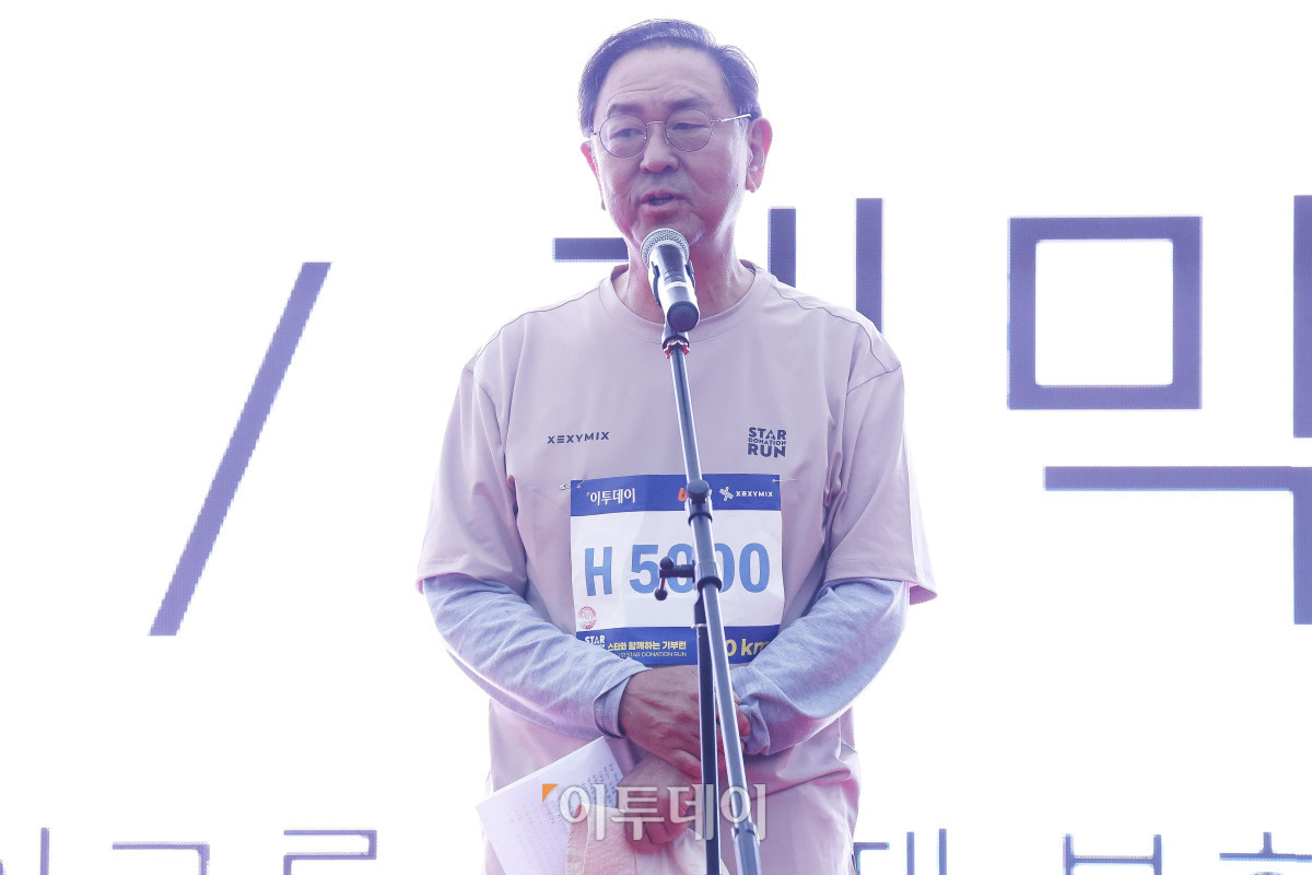 ▲이종재 이투데이그룹 부회장이 8일 서울 광진구 뚝섬한강공원 수변무대 일대에서 열린 ‘제1회 스타와 함께하는 기부런’ 개막행사에서 대회사를 하고 있다. 이투데이가 주최한 이번 행사는 '달리기를 통해 건강과 상생의 문화를 만들자'는 슬로건 아래, 시민들의 일상 속 스포츠 활동을 기부와 연결해 사회적 가치를 창출하기 위해 마련됐다. 평소 많은 기부와 선행을 하며 선한 영향력 확산에 앞장서는 가수 션 등과 시민 5000여 명이 함께한 ‘스타와 함께하는 기부런’ 수익금 일부는 루게릭 환우를 위해 ‘승일희망재단’에 기부된다. 조현호 기자 hyunho@