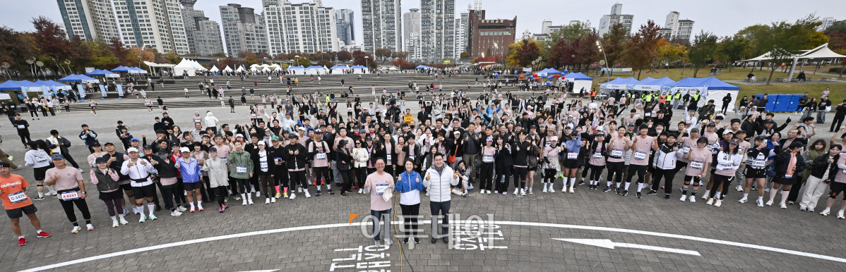 ▲이종재(앞줄 가운데) 이투데이그룹 부회장과 고민정 더불어민주당 의원, 오신환 국민의힘 광진을 당협위원장이 8일 서울 광진구 뚝섬한강공원 수변무대 일대에서 열린 ‘제1회 스타와 함께하는 기부런’에서 개막행사를 마친 후 참가자들과 기념촬영을 하고 있다. 이투데이가 주최한 이번 행사는 '달리기를 통해 건강과 상생의 문화를 만들자'는 슬로건 아래, 시민들의 일상 속 스포츠 활동을 기부와 연결해 사회적 가치를 창출하기 위해 마련됐다. 평소 많은 기부와 선행을 하며 선한 영향력 확산에 앞장서는 가수 션 등과 시민 5000여 명이 함께한 ‘스타와 함께하는 기부런’ 수익금 일부는 루게릭 환우를 위해 ‘승일희망재단’에 기부된다. 조현호 기자 hyunho@