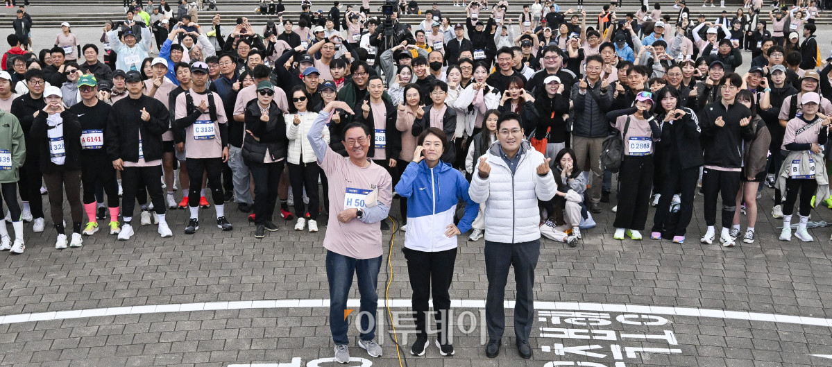 ▲이종재(앞줄 가운데) 이투데이그룹 부회장과 고민정 더불어민주당 의원, 오신환 국민의힘 광진을 당협위원장이 8일 서울 광진구 뚝섬한강공원 수변무대 일대에서 열린 ‘제1회 스타와 함께하는 기부런’에서 개막행사를 마친 후 참가자들과 기념촬영을 하고 있다. 이투데이가 주최한 이번 행사는 '달리기를 통해 건강과 상생의 문화를 만들자'는 슬로건 아래, 시민들의 일상 속 스포츠 활동을 기부와 연결해 사회적 가치를 창출하기 위해 마련됐다. 평소 많은 기부와 선행을 하며 선한 영향력 확산에 앞장서는 가수 션 등과 시민 5000여 명이 함께한 ‘스타와 함께하는 기부런’ 수익금 일부는 루게릭 환우를 위해 ‘승일희망재단’에 기부된다. 조현호 기자 hyunho@