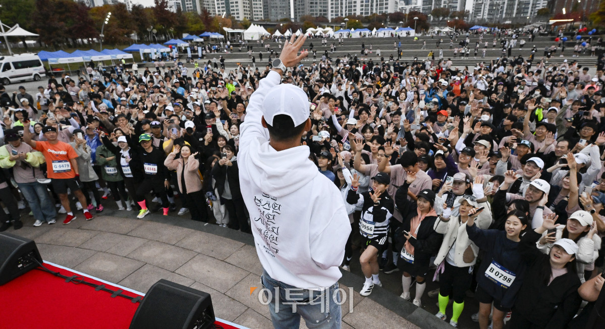 ▲가수 션이 8일 서울 광진구 뚝섬한강공원 수변무대 일대에서 열린 ‘제1회 스타와 함께하는 기부런’에서 축하공연을 하고 있다. 이투데이가 주최한 이번 행사는 '달리기를 통해 건강과 상생의 문화를 만들자'는 슬로건 아래, 시민들의 일상 속 스포츠 활동을 기부와 연결해 사회적 가치를 창출하기 위해 마련됐다. 평소 많은 기부와 선행을 하며 선한 영향력 확산에 앞장서는 가수 션 등과 시민 5000여 명이 함께한 ‘스타와 함께하는 기부런’ 수익금 일부는 루게릭 환우를 위해 ‘승일희망재단’에 기부된다. 조현호 기자 hyunho@