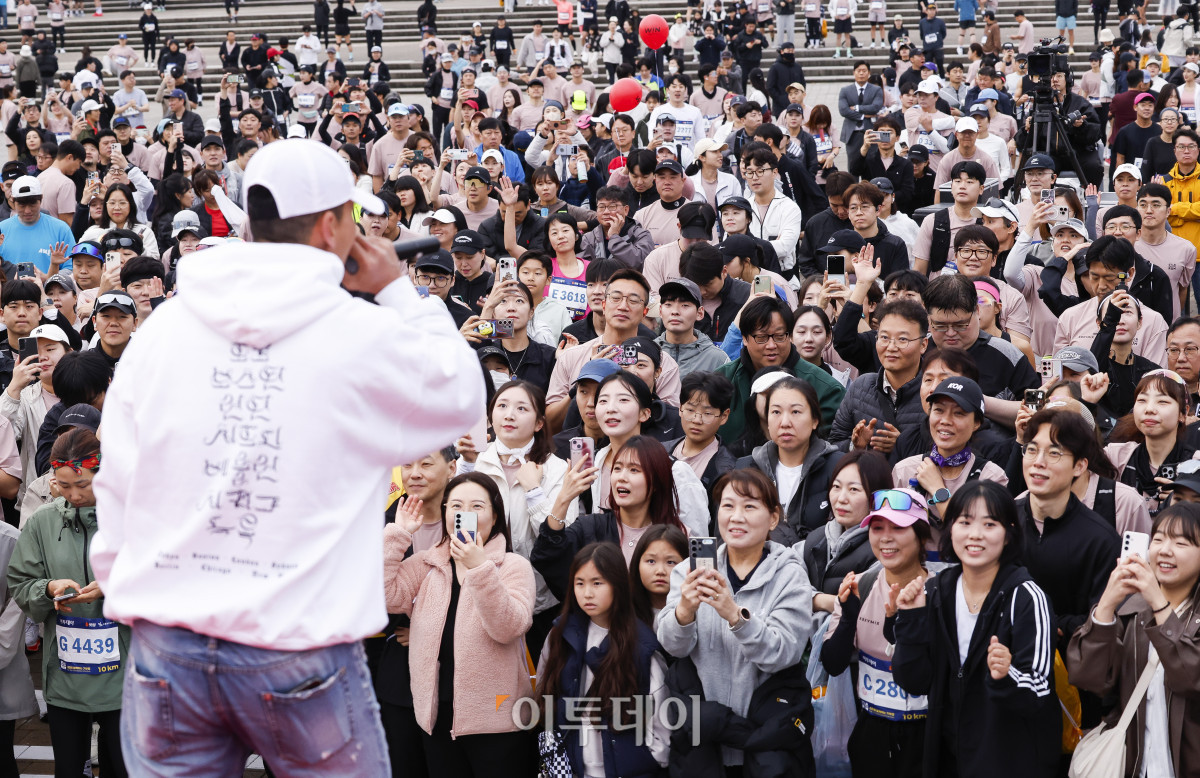▲가수 션이 8일 서울 광진구 뚝섬한강공원 수변무대 일대에서 열린 ‘제1회 스타와 함께하는 기부런’에서 축하공연을 하고 있다. 이투데이가 주최한 이번 행사는 '달리기를 통해 건강과 상생의 문화를 만들자'는 슬로건 아래, 시민들의 일상 속 스포츠 활동을 기부와 연결해 사회적 가치를 창출하기 위해 마련됐다. 평소 많은 기부와 선행을 하며 선한 영향력 확산에 앞장서는 가수 션 등과 시민 5000여 명이 함께한 ‘스타와 함께하는 기부런’ 수익금 일부는 루게릭 환우를 위해 ‘승일희망재단’에 기부된다. 조현호 기자 hyunho@