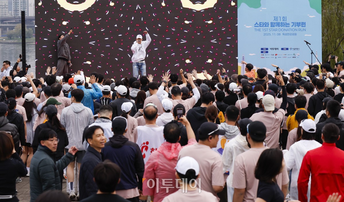 ▲가수 션이 8일 서울 광진구 뚝섬한강공원 수변무대 일대에서 열린 ‘제1회 스타와 함께하는 기부런’에서 축하공연을 하고 있다. 이투데이가 주최한 이번 행사는 '달리기를 통해 건강과 상생의 문화를 만들자'는 슬로건 아래, 시민들의 일상 속 스포츠 활동을 기부와 연결해 사회적 가치를 창출하기 위해 마련됐다. 평소 많은 기부와 선행을 하며 선한 영향력 확산에 앞장서는 가수 션 등과 시민 5000여 명이 함께한 ‘스타와 함께하는 기부런’ 수익금 일부는 루게릭 환우를 위해 ‘승일희망재단’에 기부된다. 조현호 기자 hyunho@