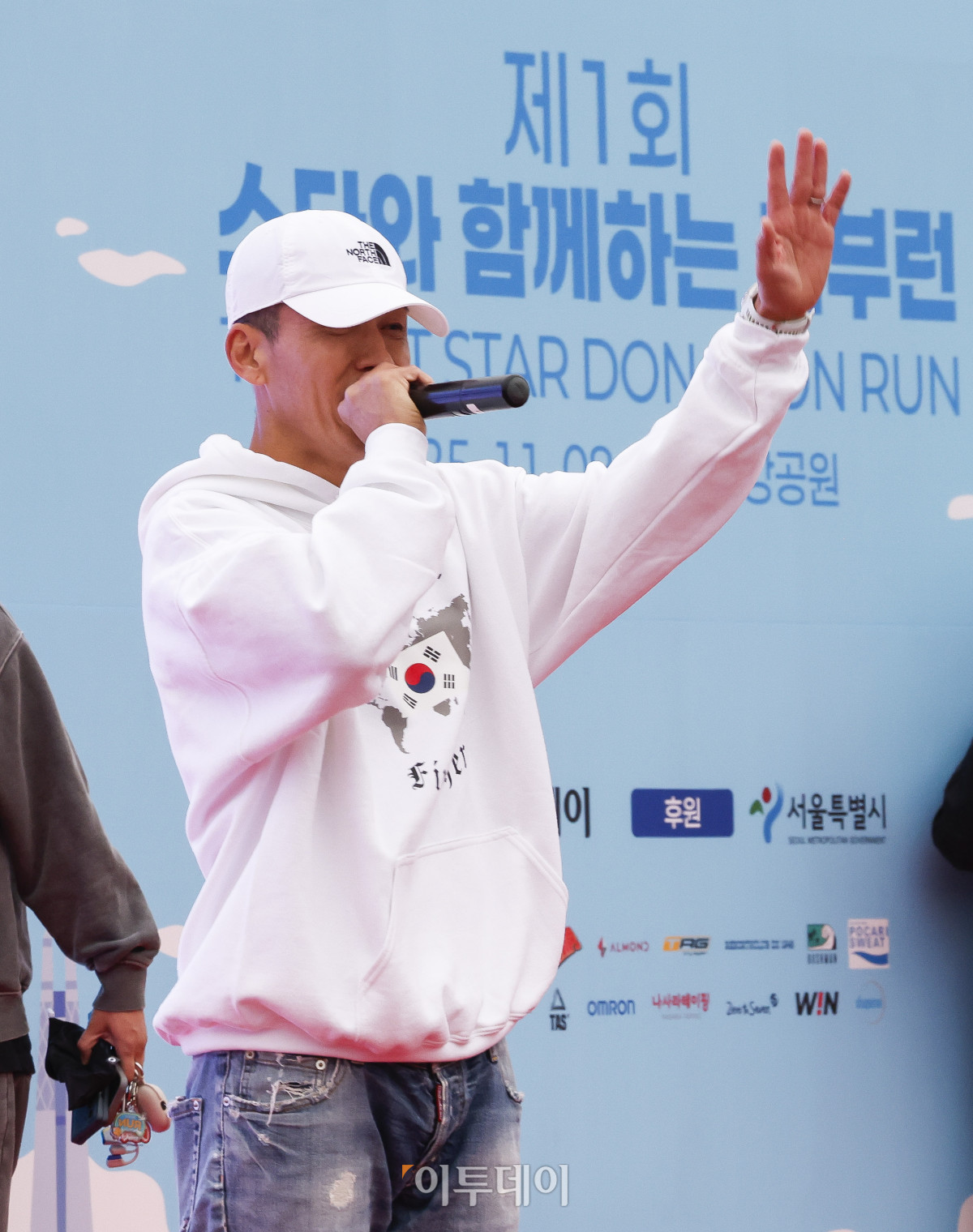 ▲가수 션이 8일 서울 광진구 뚝섬한강공원 수변무대 일대에서 열린 ‘제1회 스타와 함께하는 기부런’에서 축하공연을 하고 있다. 이투데이가 주최한 이번 행사는 '달리기를 통해 건강과 상생의 문화를 만들자'는 슬로건 아래, 시민들의 일상 속 스포츠 활동을 기부와 연결해 사회적 가치를 창출하기 위해 마련됐다. 평소 많은 기부와 선행을 하며 선한 영향력 확산에 앞장서는 가수 션 등과 시민 5000여 명이 함께한 ‘스타와 함께하는 기부런’ 수익금 일부는 루게릭 환우를 위해 ‘승일희망재단’에 기부된다. 조현호 기자 hyunho@