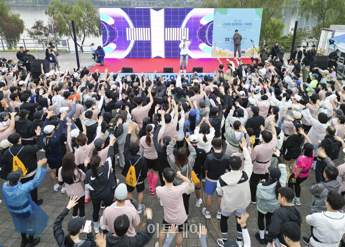 ▲가수 션이 8일 서울 광진구 뚝섬한강공원 수변무대 일대에서 열린 ‘제1회 스타와 함께하는 기부런’에서 축하공연을 하고 있다. 이투데이가 주최한 이번 행사는 '달리기를 통해 건강과 상생의 문화를 만들자'는 슬로건 아래, 시민들의 일상 속 스포츠 활동을 기부와 연결해 사회적 가치를 창출하기 위해 마련됐다. 평소 많은 기부와 선행을 하며 선한 영향력 확산에 앞장서는 가수 션 등과 시민 5000여 명이 함께한 ‘스타와 함께하는 기부런’ 수익금 일부는 루게릭 환우를 위해 ‘승일희망재단’에 기부된다. 조현호 기자 hyunho@