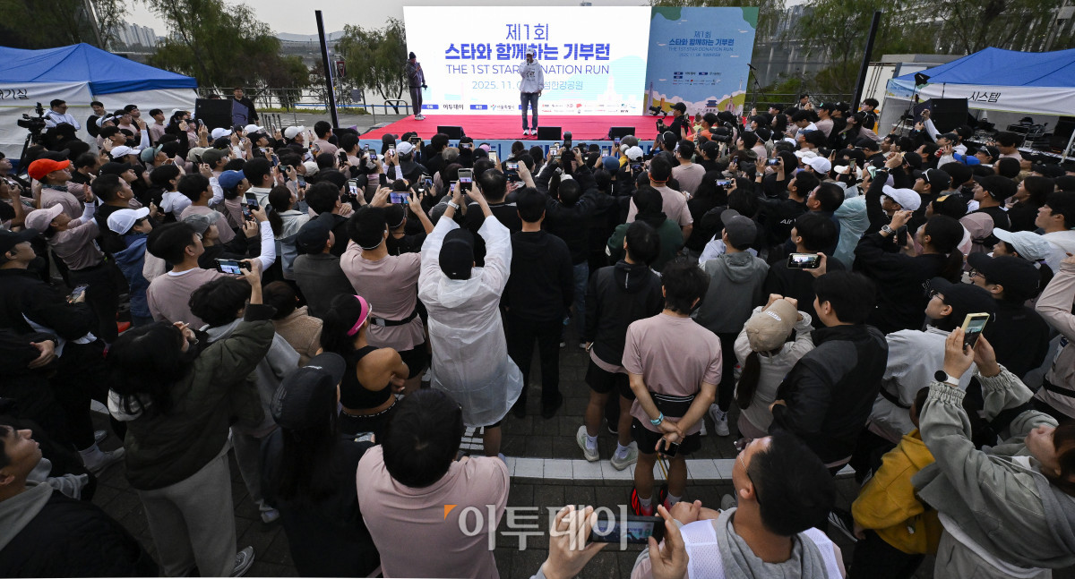 ▲가수 션이 8일 서울 광진구 뚝섬한강공원 수변무대 일대에서 열린 ‘제1회 스타와 함께하는 기부런’에서 축하공연을 하고 있다. 이투데이가 주최한 이번 행사는 '달리기를 통해 건강과 상생의 문화를 만들자'는 슬로건 아래, 시민들의 일상 속 스포츠 활동을 기부와 연결해 사회적 가치를 창출하기 위해 마련됐다. 평소 많은 기부와 선행을 하며 선한 영향력 확산에 앞장서는 가수 션 등과 시민 5000여 명이 함께한 ‘스타와 함께하는 기부런’ 수익금 일부는 루게릭 환우를 위해 ‘승일희망재단’에 기부된다. 조현호 기자 hyunho@