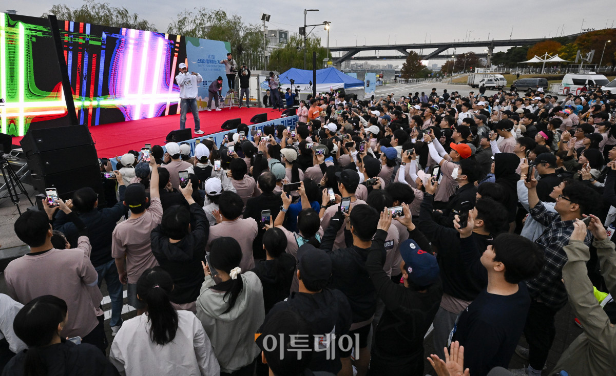 ▲가수 션이 8일 서울 광진구 뚝섬한강공원 수변무대 일대에서 열린 ‘제1회 스타와 함께하는 기부런’에서 축하공연을 하고 있다. 이투데이가 주최한 이번 행사는 '달리기를 통해 건강과 상생의 문화를 만들자'는 슬로건 아래, 시민들의 일상 속 스포츠 활동을 기부와 연결해 사회적 가치를 창출하기 위해 마련됐다. 평소 많은 기부와 선행을 하며 선한 영향력 확산에 앞장서는 가수 션 등과 시민 5000여 명이 함께한 ‘스타와 함께하는 기부런’ 수익금 일부는 루게릭 환우를 위해 ‘승일희망재단’에 기부된다. 조현호 기자 hyunho@