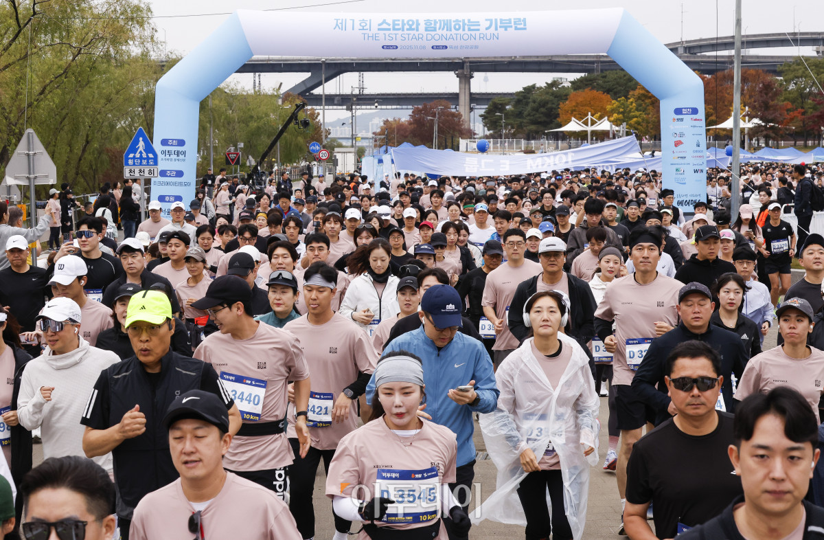 ▲8일 서울 광진구 뚝섬한강공원 수변무대 일대에서 열린 ‘제1회 스타와 함께하는 기부런’에서 참가자들이 힘차게 출발하고 있다. 이투데이가 주최한 이번 행사는 '달리기를 통해 건강과 상생의 문화를 만들자'는 슬로건 아래, 시민들의 일상 속 스포츠 활동을 기부와 연결해 사회적 가치를 창출하기 위해 마련됐다. 평소 많은 기부와 선행을 하며 선한 영향력 확산에 앞장서는 가수 션 등과 시민 5000여 명이 함께한 ‘스타와 함께하는 기부런’ 수익금 일부는 루게릭 환우를 위해 ‘승일희망재단’에 기부된다. 조현호 기자 hyunho@