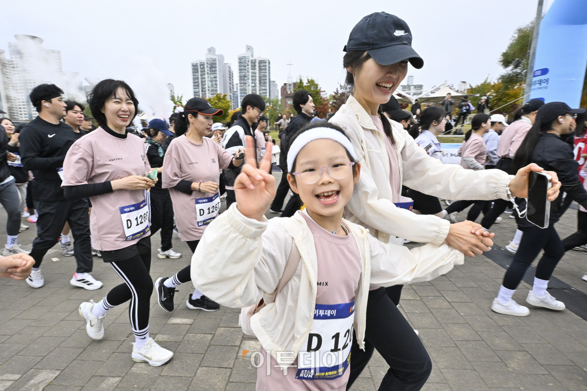 ▲8일 서울 광진구 뚝섬한강공원 수변무대 일대에서 열린 ‘제1회 스타와 함께하는 기부런’에서 참가자들이 힘차게 출발하고 있다. 이투데이가 주최한 이번 행사는 '달리기를 통해 건강과 상생의 문화를 만들자'는 슬로건 아래, 시민들의 일상 속 스포츠 활동을 기부와 연결해 사회적 가치를 창출하기 위해 마련됐다. 평소 많은 기부와 선행을 하며 선한 영향력 확산에 앞장서는 가수 션 등과 시민 5000여 명이 함께한 ‘스타와 함께하는 기부런’ 수익금 일부는 루게릭 환우를 위해 ‘승일희망재단’에 기부된다. 조현호 기자 hyunho@