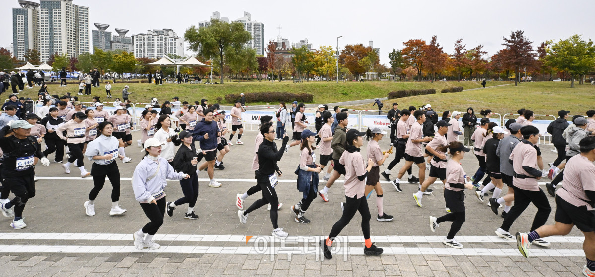 ▲8일 서울 광진구 뚝섬한강공원 수변무대 일대에서 열린 ‘제1회 스타와 함께하는 기부런’에서 참가자들이 힘차게 출발하고 있다. 이투데이가 주최한 이번 행사는 '달리기를 통해 건강과 상생의 문화를 만들자'는 슬로건 아래, 시민들의 일상 속 스포츠 활동을 기부와 연결해 사회적 가치를 창출하기 위해 마련됐다. 평소 많은 기부와 선행을 하며 선한 영향력 확산에 앞장서는 가수 션 등과 시민 5000여 명이 함께한 ‘스타와 함께하는 기부런’ 수익금 일부는 루게릭 환우를 위해 ‘승일희망재단’에 기부된다. 조현호 기자 hyunho@