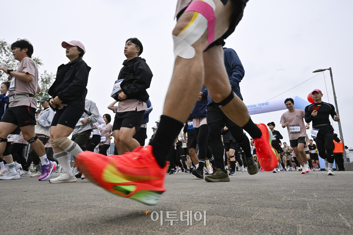 ▲8일 서울 광진구 뚝섬한강공원 수변무대 일대에서 열린 ‘제1회 스타와 함께하는 기부런’에서 참가자들이 힘차게 출발하고 있다. 이투데이가 주최한 이번 행사는 '달리기를 통해 건강과 상생의 문화를 만들자'는 슬로건 아래, 시민들의 일상 속 스포츠 활동을 기부와 연결해 사회적 가치를 창출하기 위해 마련됐다. 평소 많은 기부와 선행을 하며 선한 영향력 확산에 앞장서는 가수 션 등과 시민 5000여 명이 함께한 ‘스타와 함께하는 기부런’ 수익금 일부는 루게릭 환우를 위해 ‘승일희망재단’에 기부된다. 조현호 기자 hyunho@
