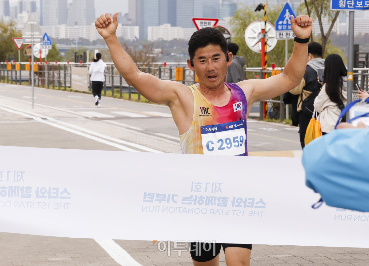 ▲8일 서울 광진구 뚝섬한강공원 수변무대 일대에서 열린 ‘제1회 스타와 함께하는 기부런’에서 10km 남자 부문 1위를 차지한 이학민 씨가 40분 24초의 기록으로 결승선을 통과하고 있다. 이투데이가 주최한 이번 행사는 '달리기를 통해 건강과 상생의 문화를 만들자'는 슬로건 아래, 시민들의 일상 속 스포츠 활동을 기부와 연결해 사회적 가치를 창출하기 위해 마련됐다. 평소 많은 기부와 선행을 하며 선한 영향력 확산에 앞장서는 가수 션 등과 시민 5000여 명이 함께한 ‘스타와 함께하는 기부런’ 수익금 일부는 루게릭 환우를 위해 ‘승일희망재단’에 기부된다. 조현호 기자 hyunho@