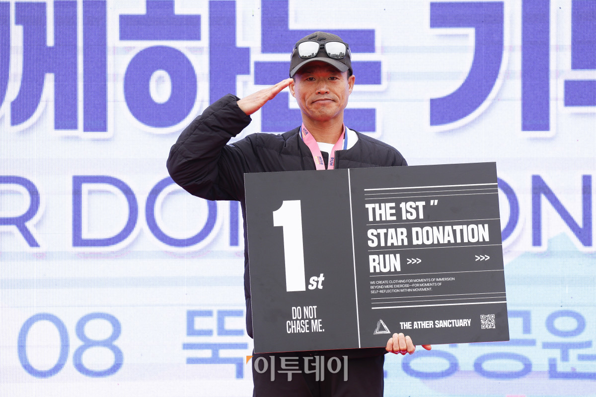 ▲8일 서울 광진구 뚝섬한강공원 수변무대 일대에서 열린 ‘제1회 스타와 함께하는 기부런’에서 하프 남자 부문 1위를 차지한 김현왕 씨가 이종재 이투데이그룹 부회장에게 하프 남자 부문 1위 팻말을 전달 받은 후 기념촬영을 하고 있다. 이투데이가 주최한 이번 행사는 '달리기를 통해 건강과 상생의 문화를 만들자'는 슬로건 아래, 시민들의 일상 속 스포츠 활동을 기부와 연결해 사회적 가치를 창출하기 위해 마련됐다. 평소 많은 기부와 선행을 하며 선한 영향력 확산에 앞장서는 가수 션 등과 시민 5000여 명이 함께한 ‘스타와 함께하는 기부런’ 지원금과 수익금은 루게릭 환우를 위해 ‘승일희망재단’에 기부된다.  (조현호 기자 hyunho@)