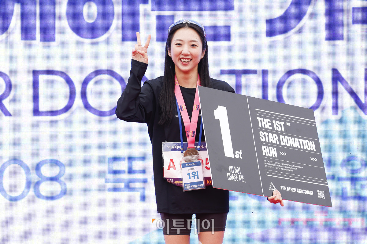 ▲8일 서울 광진구 뚝섬한강공원 수변무대 일대에서 열린 ‘제1회 스타와 함께하는 기부런’에서 하프 여자 부문 1위를 차지한 임진송 씨가 이종재 이투데이그룹 부회장에게 하프 여자 부문 1위 팻말을 전달 받은 후 기념촬영을 하고 있다. 이투데이가 주최한 이번 행사는 '달리기를 통해 건강과 상생의 문화를 만들자'는 슬로건 아래, 시민들의 일상 속 스포츠 활동을 기부와 연결해 사회적 가치를 창출하기 위해 마련됐다. 평소 많은 기부와 선행을 하며 선한 영향력 확산에 앞장서는 가수 션 등과 시민 5000여 명이 함께한 ‘스타와 함께하는 기부런’ 지원금과 수익금은 루게릭 환우를 위해 ‘승일희망재단’에 기부된다. ( 조현호 기자 hyunho@)