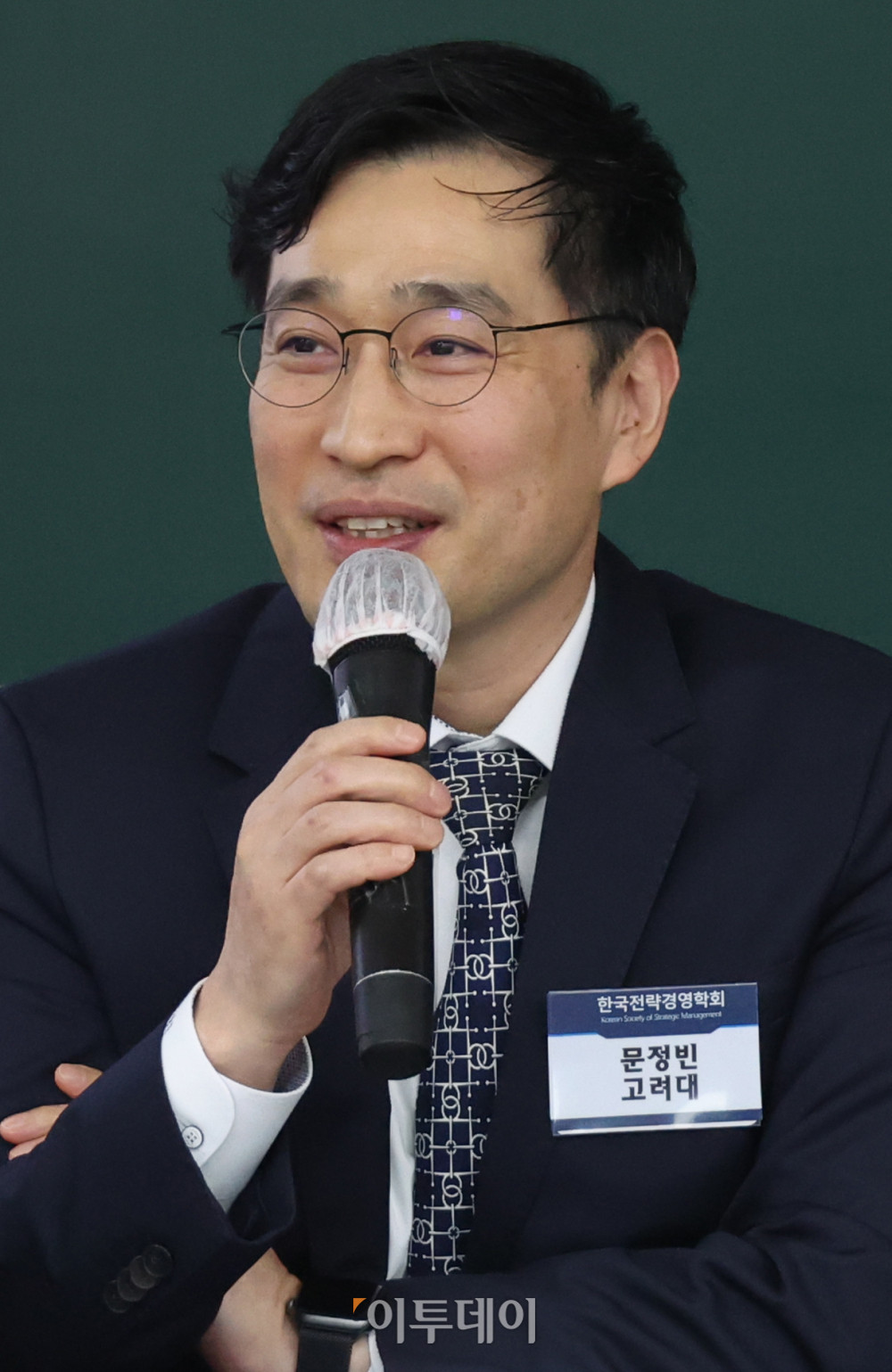 ▲8일 서울 동대문구 서울시립대 미래관에서 열린 2025 한국전략경영학회 추계학술대회에서 좌장을 맡은 문정빈 고려대 교수가 재단법인의 지속가능성을 주제로 발언을 하고 있다. 고이란 기자 photoeran@