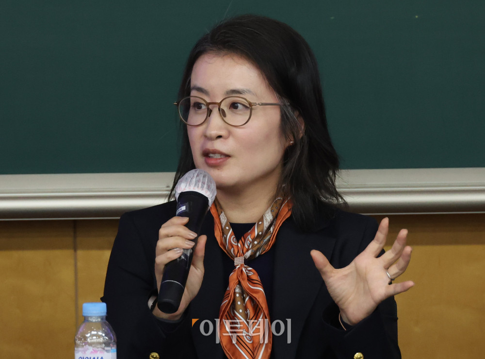 ▲8일 서울 동대문구 서울시립대 미래관에서 열린 2025 한국전략경영학회 추계학술대회에서 이나래 KAIST 교수가 재단법인의 지속가능성을 주제로 발언을 하고 있다. 고이란 기자 photoeran@