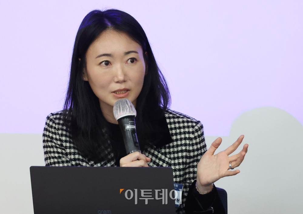 ▲8일 서울 동대문구 서울시립대 미래관에서 열린 2025 한국전략경영학회 추계학술대회에서 정아름 사회적가치연구원 팀장이 재단법인의 지속가능성을 주제로 발언을 하고 있다. 고이란 기자 photoeran@