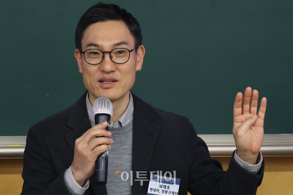 ▲8일 서울 동대문구 서울시립대 미래관에서 열린 2025 한국전략경영학회 추계학술대회에서 최재호 현대차 정몽구 재단 사무총장이 재단법인의 지속가능성을 주제로 발언을 하고 있다. 고이란 기자 photoeran@