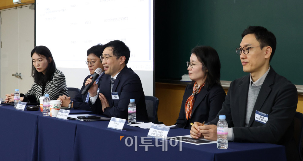 ▲8일 서울 동대문구 서울시립대 미래관에서 열린 2025 한국전략경영학회 추계학술대회에서 좌장을 맡은 문정빈 고려대 교수가 재단법인의 지속가능성을 주제로 발언을 하고 있다. 오른쪽부터 최재호 현대차 정몽구 재단 사무총장, 이나래 KAIST 교수, 문 교수, 오지헌 법무법인 원 파트너 변호사, 정아름 사회적가치연구원 팀장. 고이란 기자 photoeran@