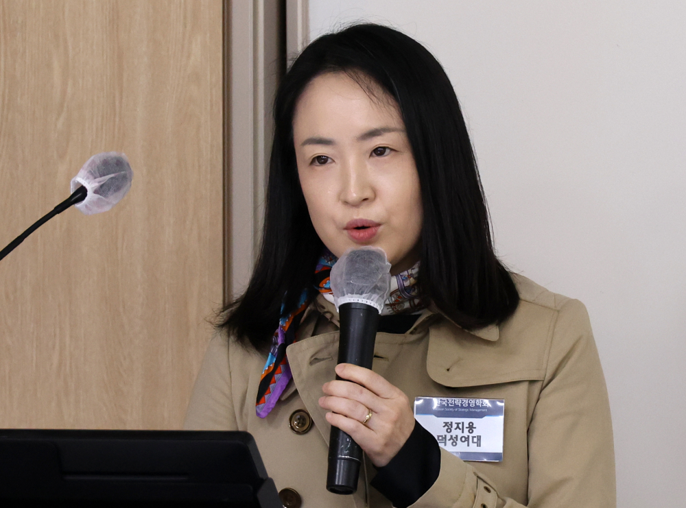 ▲8일 서울 동대문구 서울시립대 미래관에서 열린 2025 한국전략경영학회 추계학술대회 '디지털 혁신' 학술세션에서 정지용 덕성여대 교수가 발언하고 있다. 고이란 기자 photoeran@ (이투데이DB)