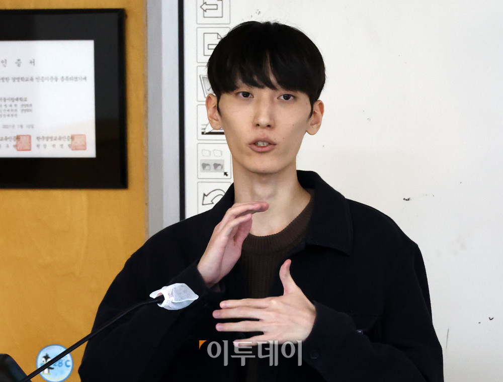 ▲8일 서울 동대문구 서울시립대 미래관에서 열린 2025 한국전략경영학회 추계학술대회 '지식자원전략' 학술세션에서 박찬희 성균관대 대학원생이 발표하고 있다. 고이란 기자 photoeran@