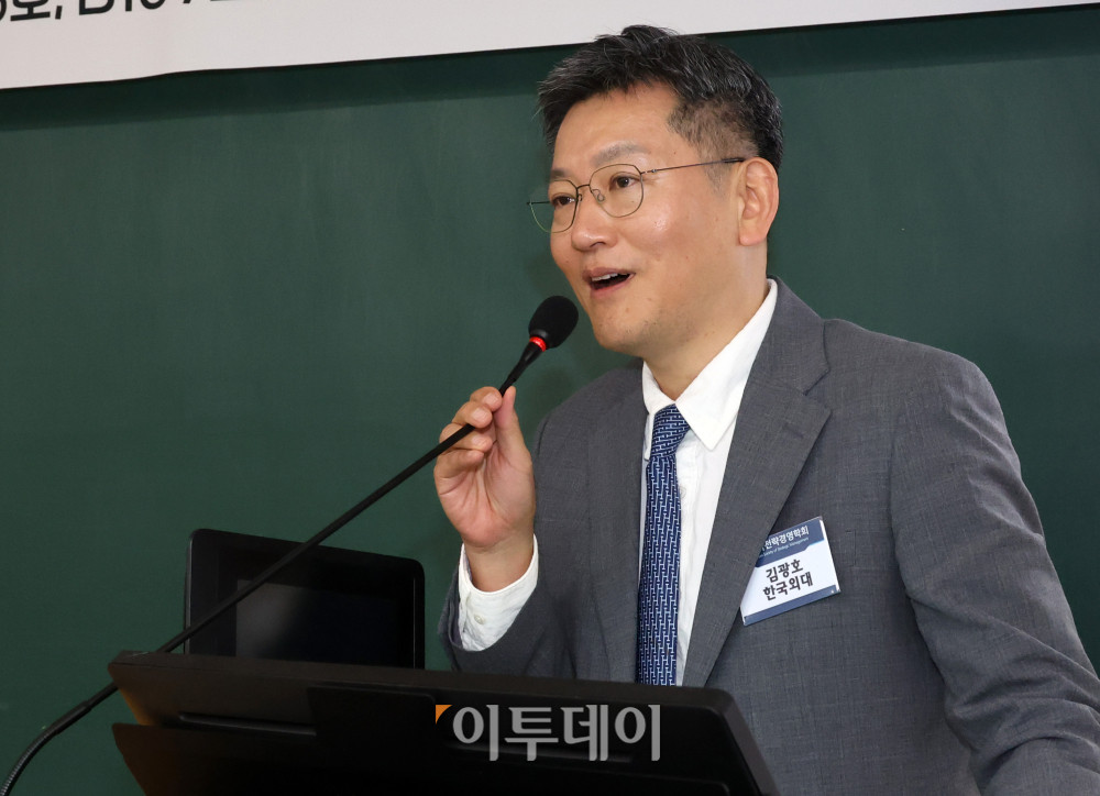 ▲김광호 한국전략경영학회장이 8일 서울 동대문구 서울시립대 미래관에서 열린 2025 한국전략경영학회 추계학술대회 시상식에서 인사말을 하고 있다. 고이란 기자 photoeran@