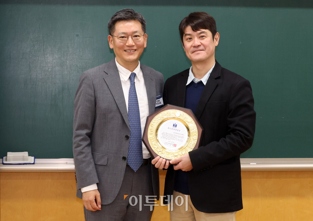 ▲8일 서울 동대문구 서울시립대 미래관에서 열린 2025 한국전략경영학회 추계학술대회 시상식에서 교보생명이 최고전략경영상을 수상했다. 이날 대리수상한 최영준(오른쪽) 추계학술대회 위원장과 시상자인 김광호 한국전략경영학회장이 기념촬영을 하고 있다. 고이란 기자 photoeran@