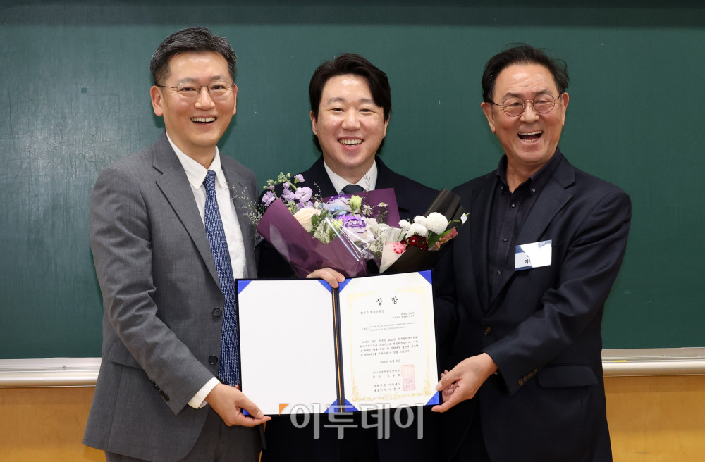 ▲8일 서울 동대문구 서울시립대 미래관에서 열린 2025 한국전략경영학회 추계학술대회 시상식에서 이투데이 최우수 박사논문상을 수상한 박준민(가운데) 고려대 박사가 시상자인 이종재(오른쪽) 이투데이그룹 부회장, 김광호 한국전략경영학회장과 기념촬영을 하고 있다. 고이란 기자 photoeran@