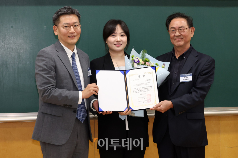 ▲8일 서울 동대문구 서울시립대 미래관에서 열린 2025 한국전략경영학회 추계학술대회 시상식에서 이투데이 우수 박사논문상을 수상한 임수빈(가운데) 연세대 박사가 시상자인 이종재(오른쪽) 이투데이그룹 부회장, 김광호 한국전략경영학회장과 기념촬영을 하고 있다. 고이란 기자 photoeran@