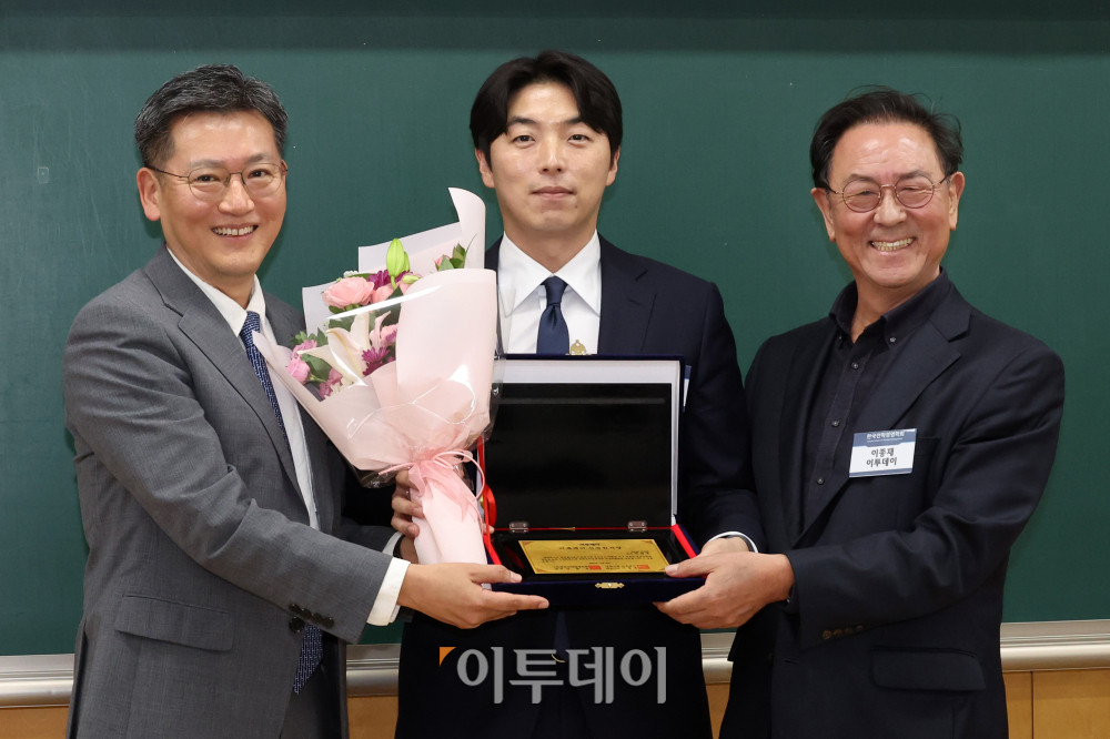 ▲8일 서울 동대문구 서울시립대 미래관에서 열린 2025 한국전략경영학회 추계학술대회 시상식에서 이투데이 신진학자상을 수상한 한정훈(가운데) SKK GSB 교수가 시상자인 이종재(오른쪽) 이투데이그룹 부회장, 김광호 한국전략경영학회장과 기념촬영을 하고 있다. 고이란 기자 photoeran@