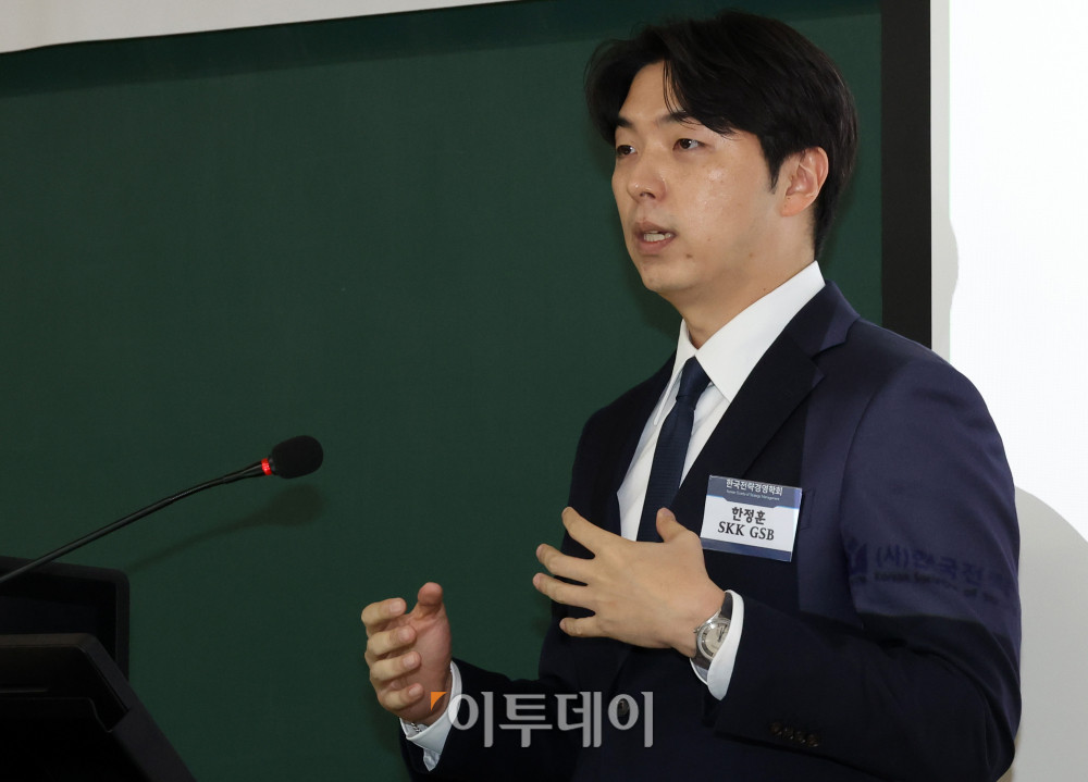 ▲8일 서울 동대문구 서울시립대 미래관에서 열린 2025 한국전략경영학회 추계학술대회 시상식에서 이투데이 신진학자상을 수상한 한정훈 SKK GSB 교수가 발표를 하고 있다. 고이란 기자 photoeran@