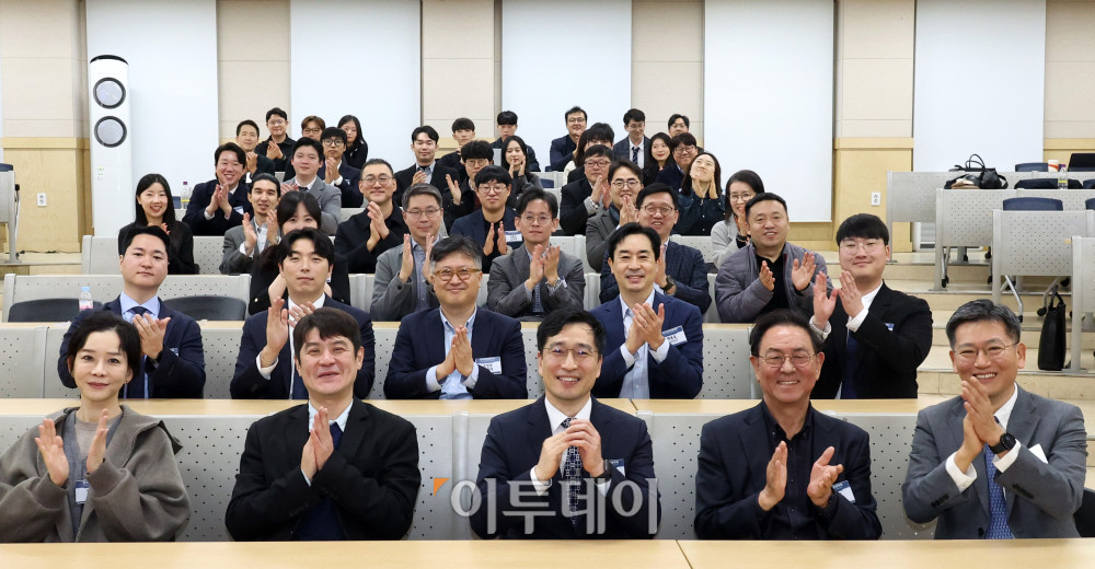 ▲8일 서울 동대문구 서울시립대 미래관에서 열린 2025 한국전략경영학회 추계학술대회 시상식에서 김광호(앞줄 오른쪽부터) 한국전략경영학회장, 이종재 이투데이그룹 부회장, 문정빈 차기 한국전략경영학회장, 최영준 추계학술대회 위원장이 참석자들과 기념촬영을 하고 있다. 고이란 기자 photoeran@