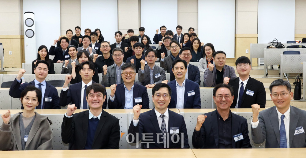 ▲8일 서울 동대문구 서울시립대 미래관에서 열린 2025 한국전략경영학회 추계학술대회 시상식에서 김광호(앞줄 오른쪽부터) 한국전략경영학회장, 이종재 이투데이그룹 부회장, 문정빈 차기 한국전략경영학회장, 최영준 추계학술대회 위원장이 참석자들과 기념촬영을 하고 있다. 고이란 기자 photoeran@