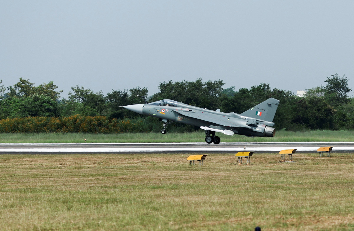 ▲<YONHAP PHOTO-0007> FILE PHOTO: Hindustan Aeronautics Limited (HAL) Tejas Mark 1A, a light combat aircraft takes off ahead of its maiden flight at HAL Nashik, India, October 17, 2025. REUTERS/Francis Mascarenhas/File Photo/2025-11-08 00:01:43/<저작권자 ⓒ 1980-2025 ㈜연합뉴스. 무단 전재 재배포 금지, AI 학습 및 활용 금지>