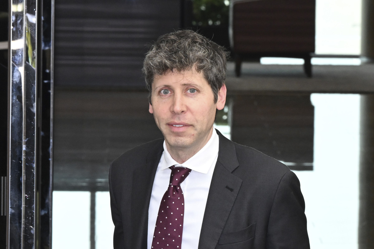 ▲샘 올트먼 오픈AI 최고경영자(CEO)가 10월 1일 서울 강서구 김포공항 비즈니스항공센터를 통해 입국하고 있다. (뉴시스)