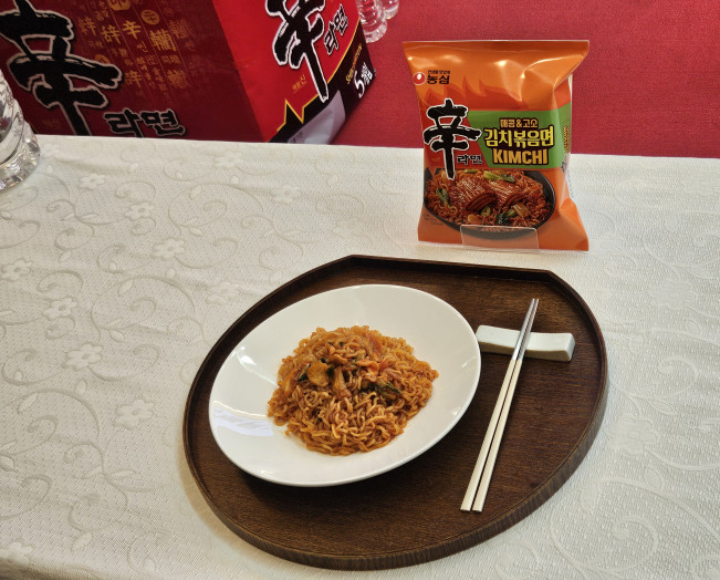 ▲ 7일 농심 구미공장 미디어투어에서 농심은 글로벌 타깃 신제품 '신제품 김치볶음면' 조리 시연을 보였다. (사진=정영인 기자 oin@)