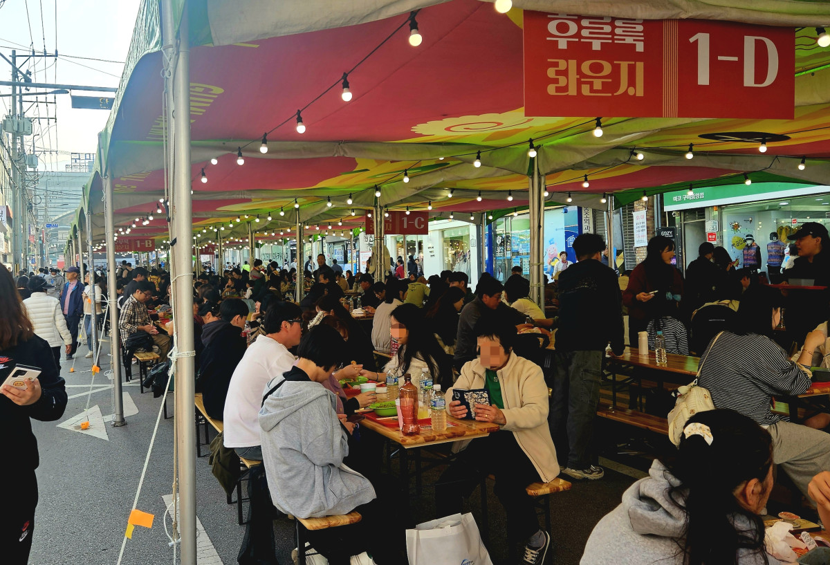 ▲7일 경상북도 구미시에서 열린 ‘2025 구미라면축제’ 후루룩 라운지에서 방문객들이 당일 튀겨낸 농심 라면을 활용한 레스토랑 메뉴 25가지를 맛보고 있다. (사진=정영인 기자 oin@)