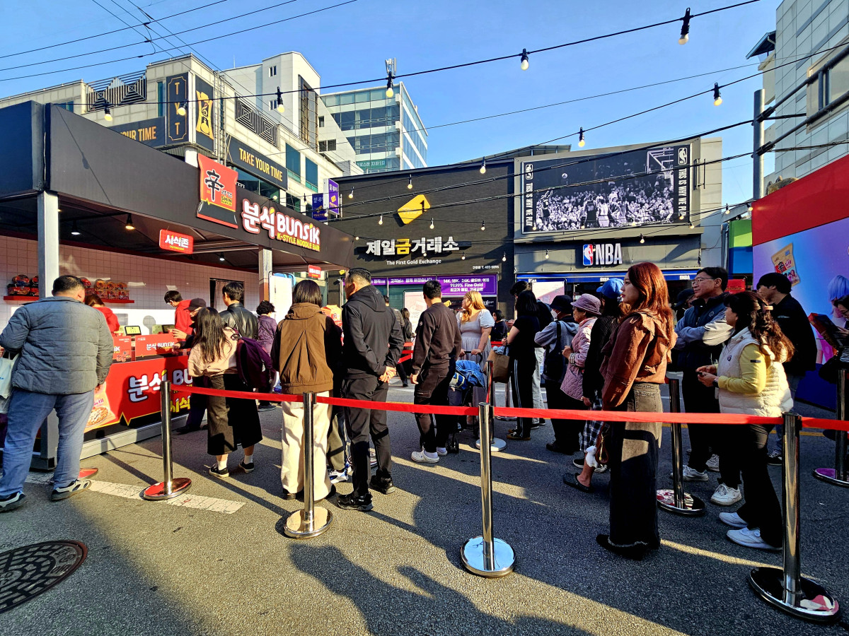 ▲7일 경상북도 구미시에서 열린 ‘2025 구미라면축제’ 농심 부스에서 사람들이 제품을 맛보기 위해 대기하고 있다. (사진=정영인 기자 oin@)