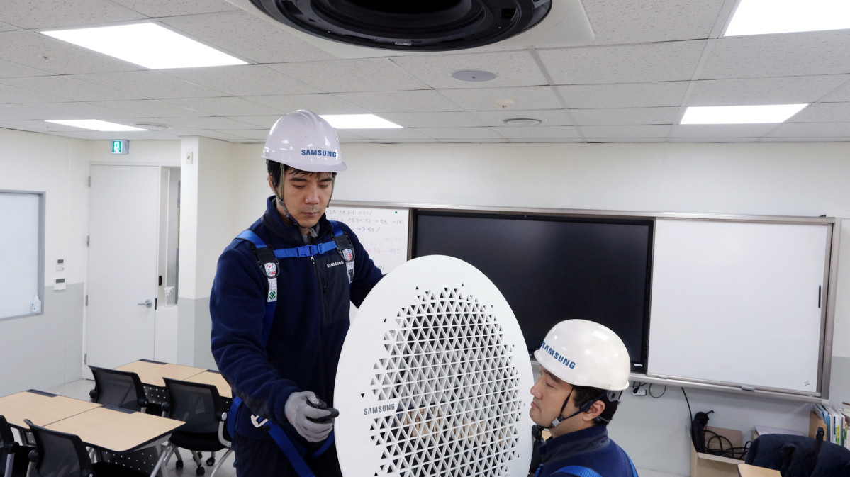 ▲성전자서비스가 수능 고사장의 삼성전자 시스템에어컨 사전 점검을 진행하고 있다. (사진제공=삼성전자서비)